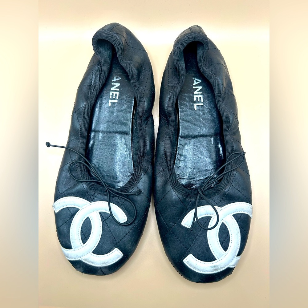 AUTHENTIC CHANEL black and white logo leather ballerina flats. Size 42